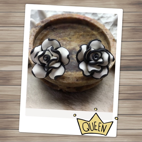 Black & White Flower Stud Earrings - Picture 3 of 10